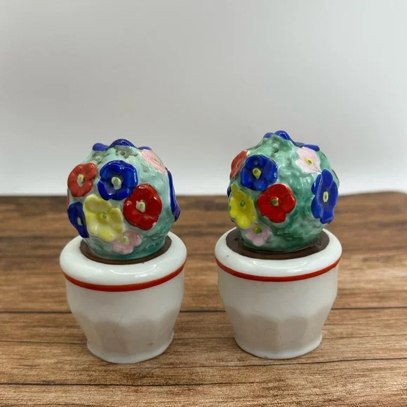 Vintage Porcelain Flower Pot Salt & Pepper Shakers made in Czechoslovakia - Picture 2 of 3